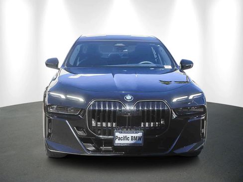 Used 2025 BMW 750e xDrive w/ Premium Package image 2