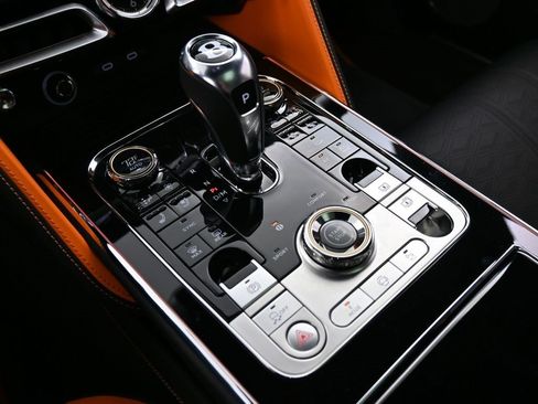 Used 2025 Bentley Flying Spur Plug-In Hybrid image 24