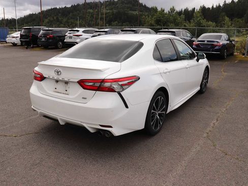 Used 2018 Toyota Camry SE w/ Moonroof Package FWD image 5