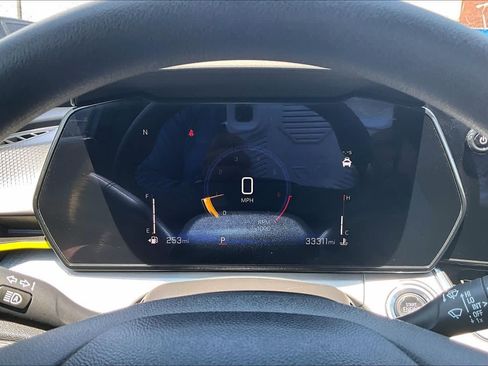 Used 2025 Chevrolet Trax LT FWD image 25