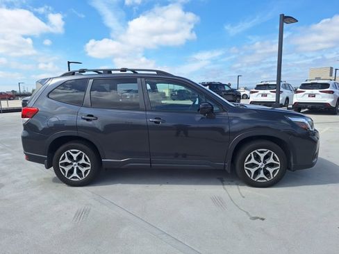 Used 2019 Subaru Forester Premium w/ All-Weather Package image 4