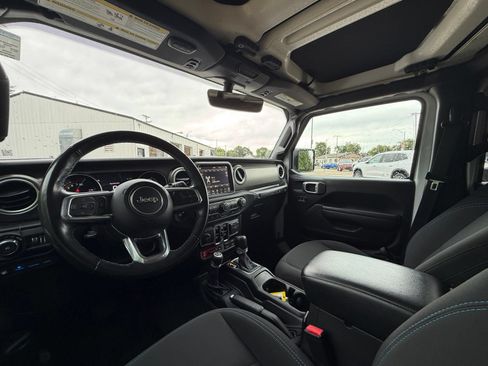 Used 2022 Jeep Wrangler Unlimited Rubicon 4xe w/ Cold Weather Group AWD/4WD image 16