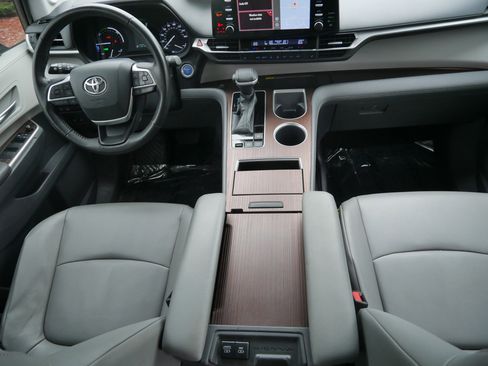 Used 2021 Toyota Sienna XLE w/ XLE Plus Package AWD/4WD image 10