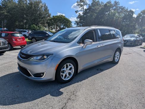 Used 2017 Chrysler Pacifica Touring-L w/ Tire & Wheel Group FWD image 8