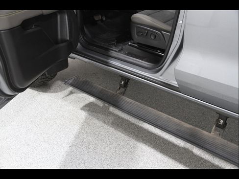 Used 2024 Chevrolet Colorado ZR2 AWD/4WD image 4