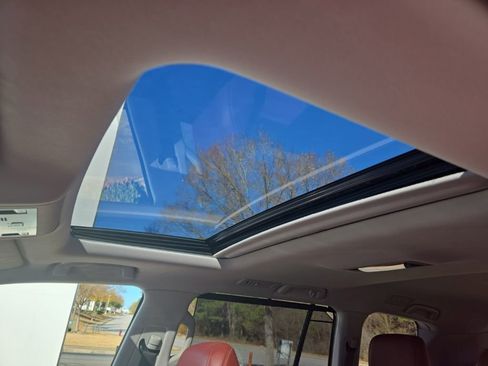 Used 2020 Lexus LX 570 4WD w/ 3rd Row & Luxury Pkg image 27