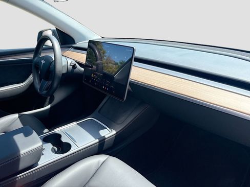 Used 2024 Tesla Model Y Long Range RWD image 27