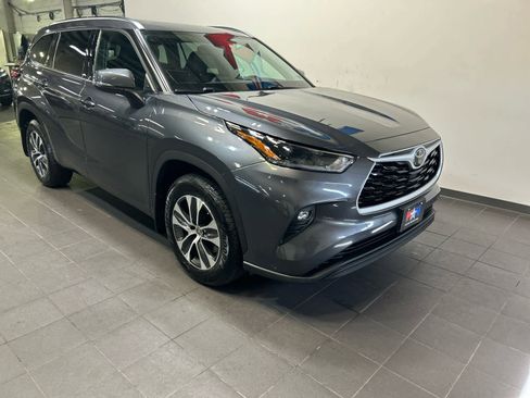 Used 2021 Toyota Highlander XLE image 2