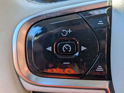 Used 2023 Volvo XC90 B6 Plus image 19