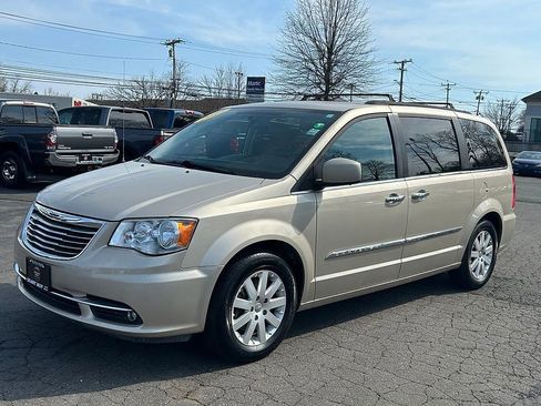 Used 2015 Chrysler Town & Country Touring w/ Driver Convenience Group FWD image 2