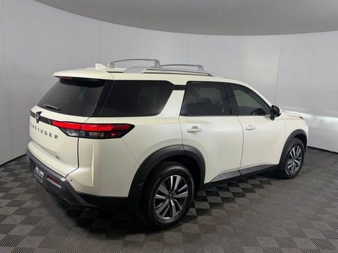 Used 2024 Nissan Pathfinder SL FWD image 5