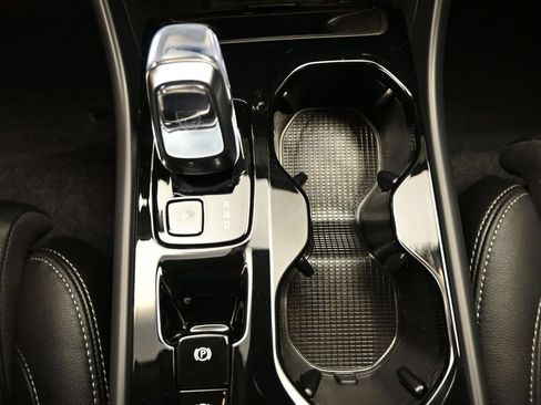 Used 2025 Volvo XC40 B5 Ultra AWD/4WD image 13