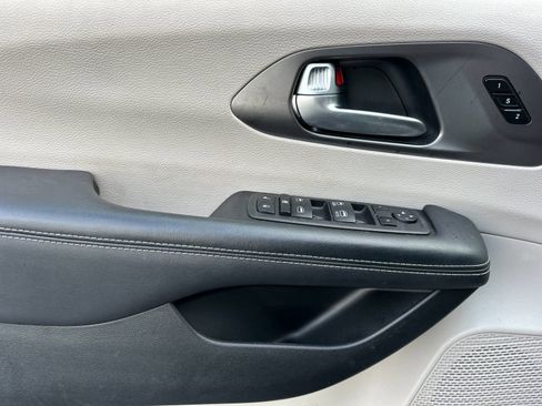 Used 2023 Chrysler Pacifica Touring-L image 11