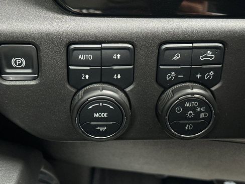 Used 2025 Chevrolet Silverado 1500 LT Trail Boss w/ LT Trail Boss Premium Package AWD/4WD image 31