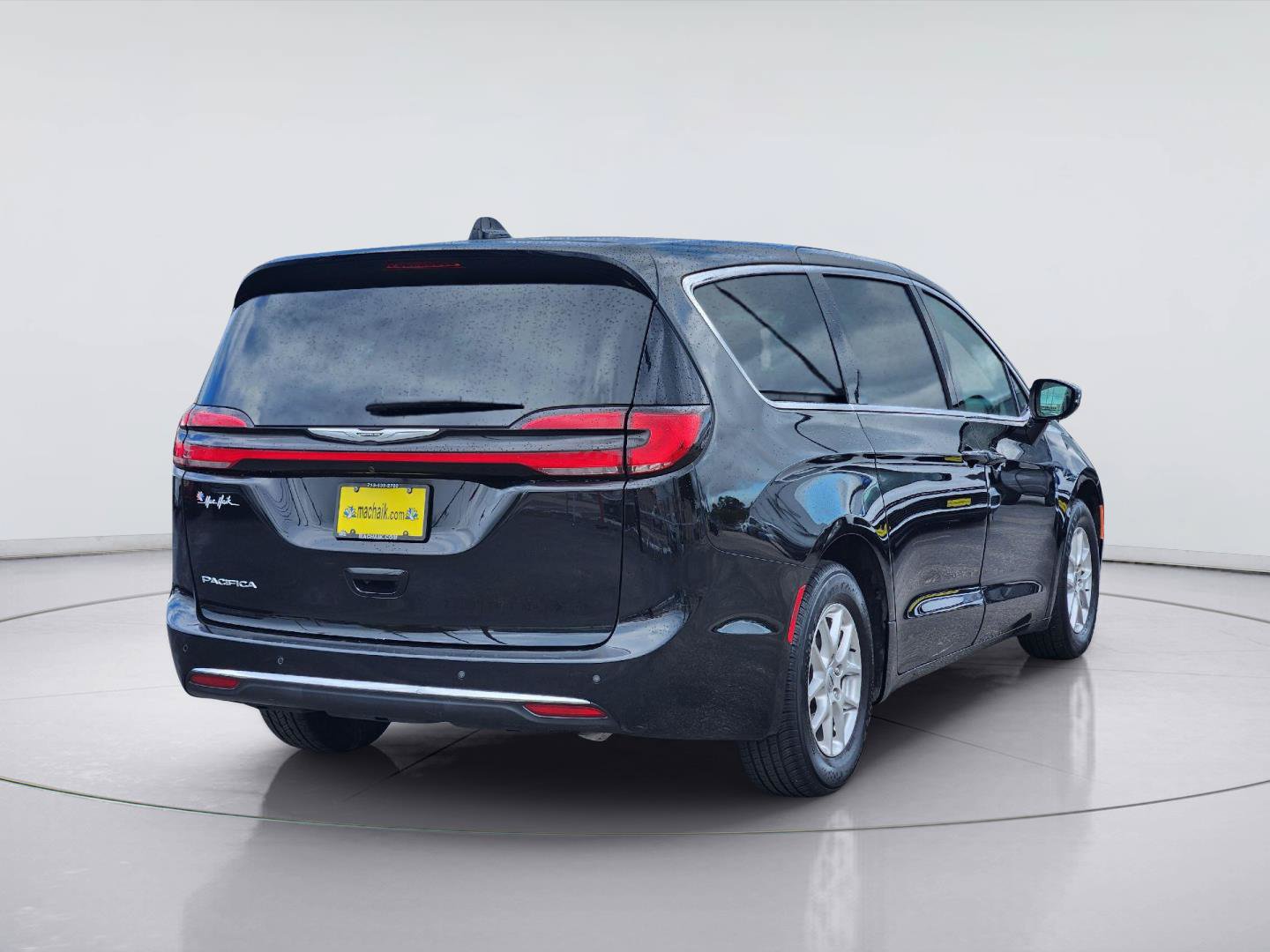 Used 2024 Chrysler Pacifica Touring-L FWD image 5