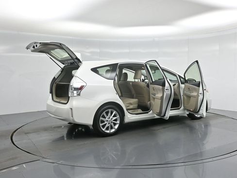 Used 2014 Toyota Prius V Five image 5