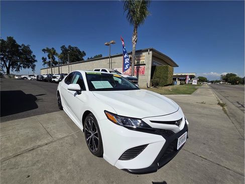 Used 2020 Toyota Camry SE w/ Carpet Mat Package FWD image 3