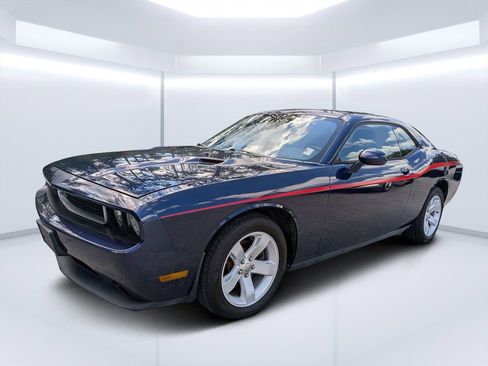Used 2014 Dodge Challenger SXT RWD image 7