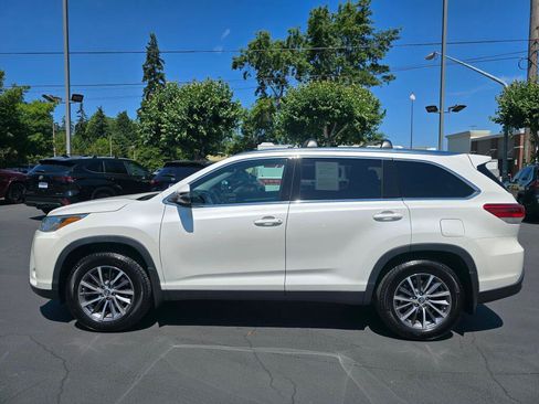 Used 2019 Toyota Highlander XLE AWD/4WD image 17