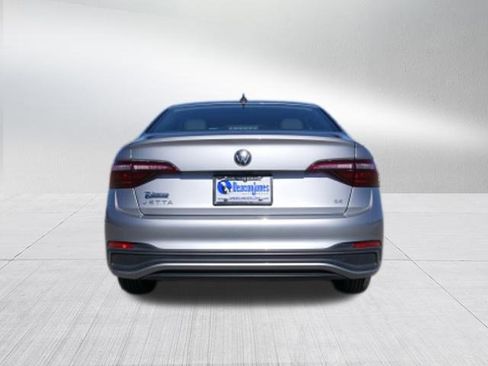 Used 2024 Volkswagen Jetta SE image 4