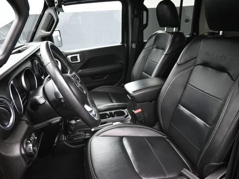 Used 2018 Jeep Wrangler Unlimited Sahara w/ Uconnect 4C Nav & Sound Group AWD/4WD image 17