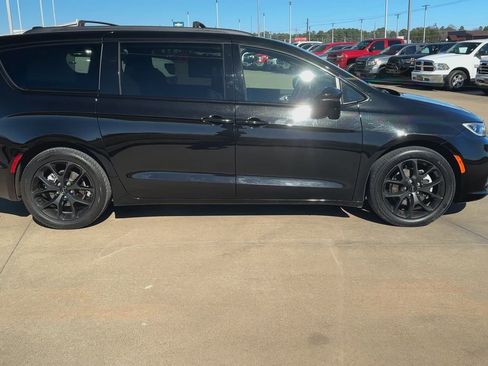 Used 2025 Chrysler Pacifica Limited image 2