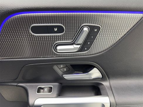 Used 2023 Mercedes-Benz EQB 300 4MATIC image 47