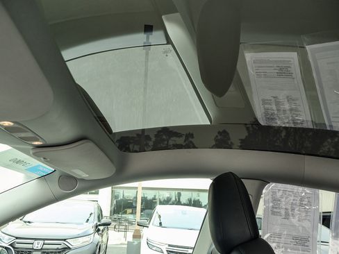 Used 2022 Tesla Model Y Performance image 9