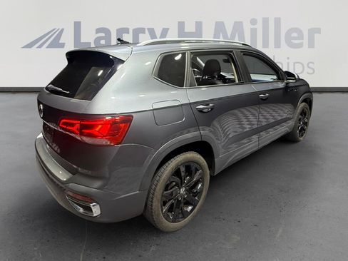 Used 2023 Volkswagen Taos SE w/ Panoramic Sunroof Package FWD image 5