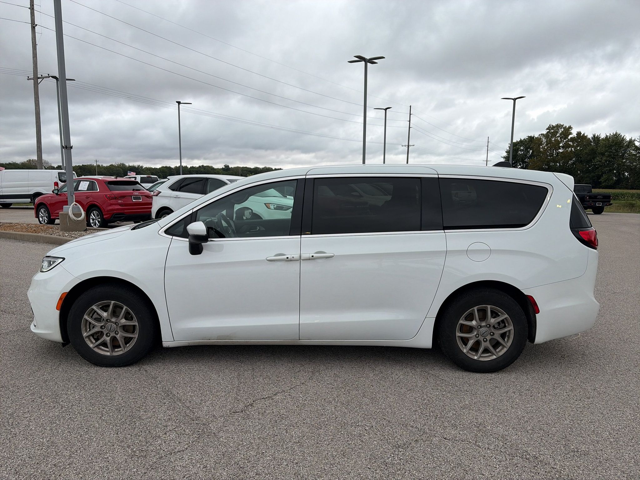 Used 2023 Chrysler Pacifica Touring FWD image 6