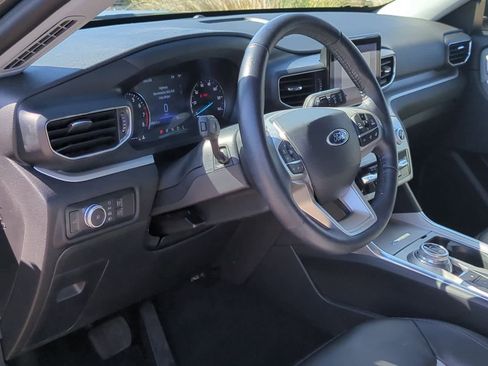 Used 2022 Ford Explorer XLT w/ Equipment Group 202A image 10
