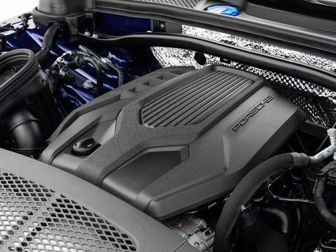 Certified 2025 Porsche Macan AWD/4WD image 28