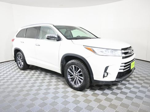 Used 2018 Toyota Highlander XLE image 9