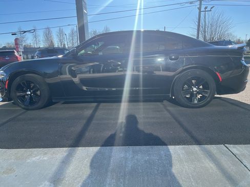 Used 2017 Dodge Charger SXT image 6