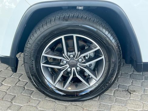 Used 2020 Jeep Grand Cherokee Limited image 19