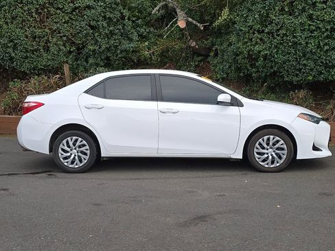 Used 2019 Toyota Corolla LE image 2