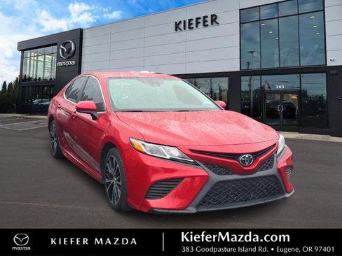Used 2020 Toyota Camry SE image 1