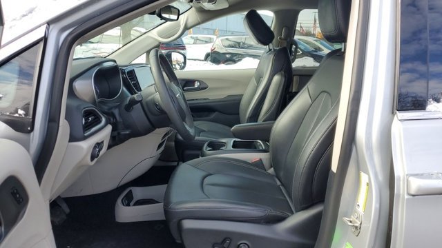 Used 2024 Chrysler Pacifica Touring-L FWD image 5