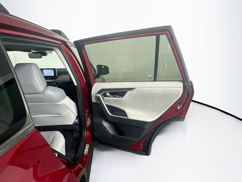 Used 2019 Toyota RAV4 Limited w/ Carpet Mat Package FWD image 31