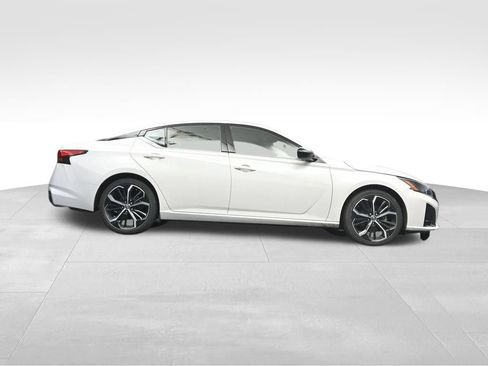 Used 2024 Nissan Altima 2.5 SR FWD image 14