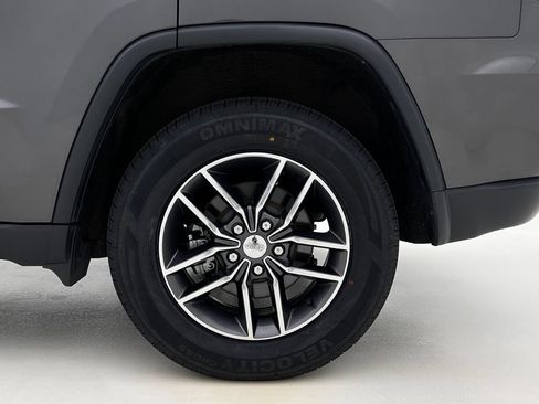 Used 2018 Jeep Grand Cherokee Laredo AWD/4WD image 27