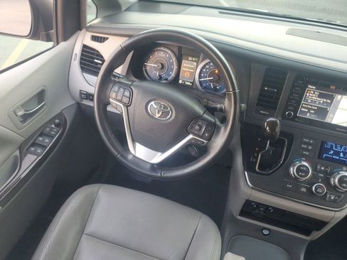 Used 2019 Toyota Sienna XLE image 12