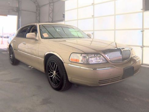 Used 2004 Lincoln Town Car Signature RWD image 3