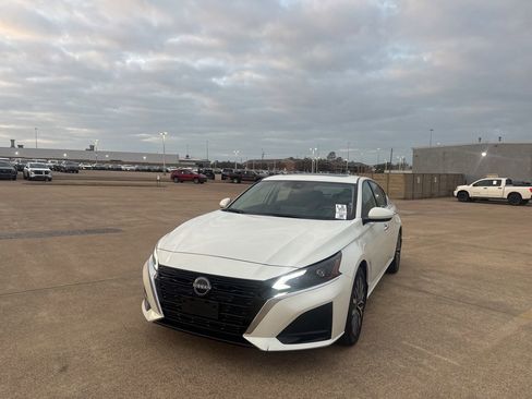 Used 2023 Nissan Altima 2.5 SV w/ SV Premium Package image 6