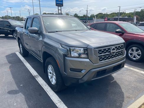 Used 2024 Nissan Frontier SV RWD image 3
