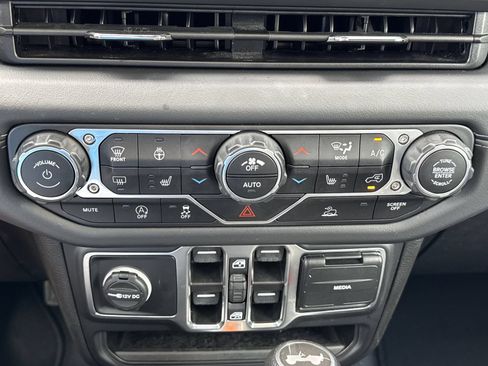 Used 2025 Jeep Wrangler Unlimited Sahara AWD/4WD image 25