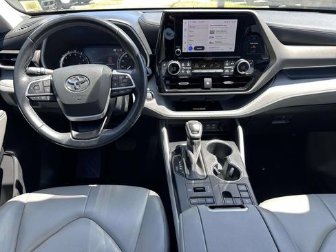 Used 2023 Toyota Highlander XLE AWD/4WD image 18