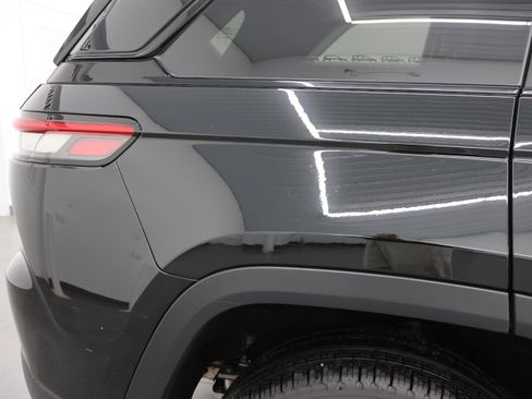 Used 2025 Jeep Grand Cherokee Limited w/ Luxury Tech Group II image 30