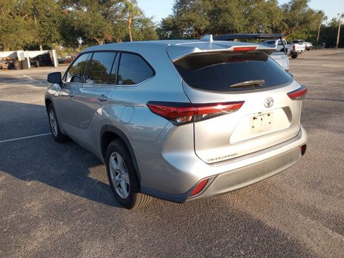 Used 2020 Toyota Highlander L FWD image 2