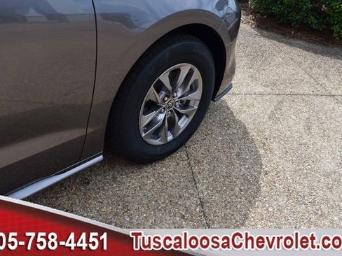 Used 2023 Toyota Sienna XLE FWD image 14
